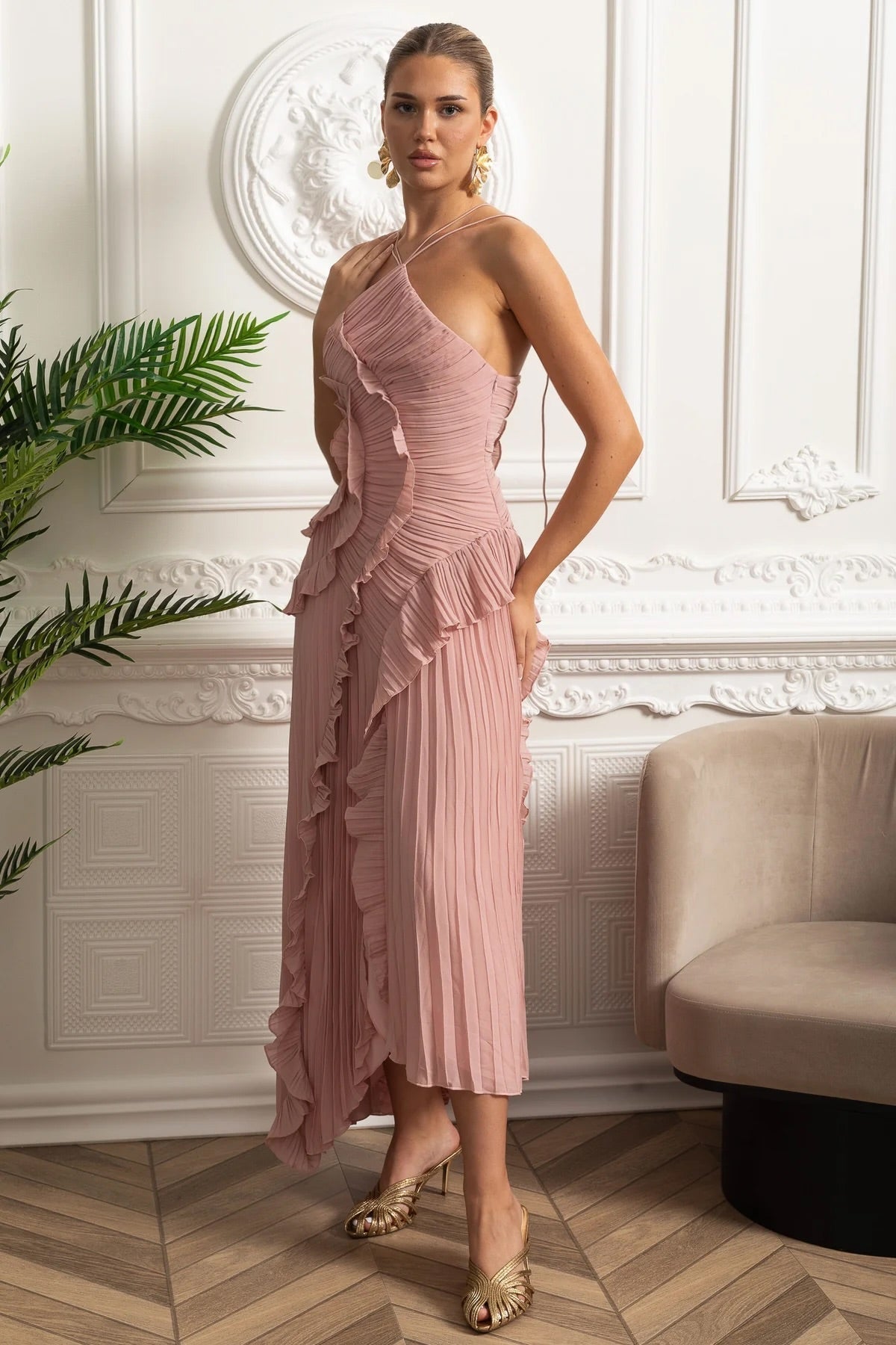 Vestido midi con cuello halter plisado y volantes en cascada - Rosa