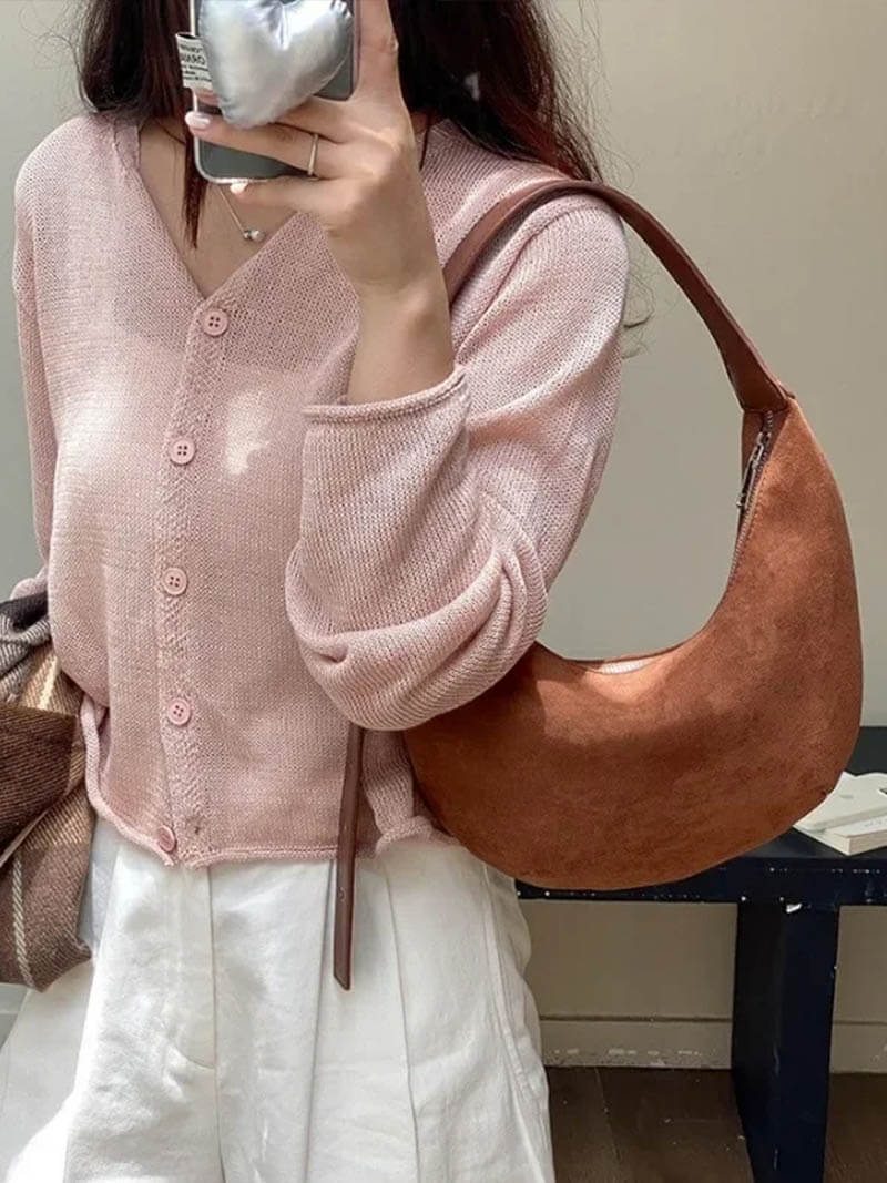 Bolso de Hombro en Forma de Media Luna con Acabado de Ante