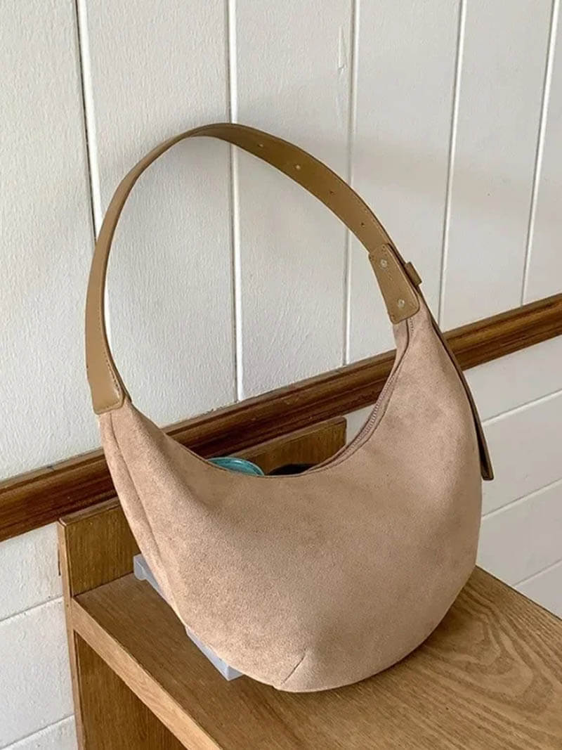 Bolso de Hombro en Forma de Media Luna con Acabado de Ante