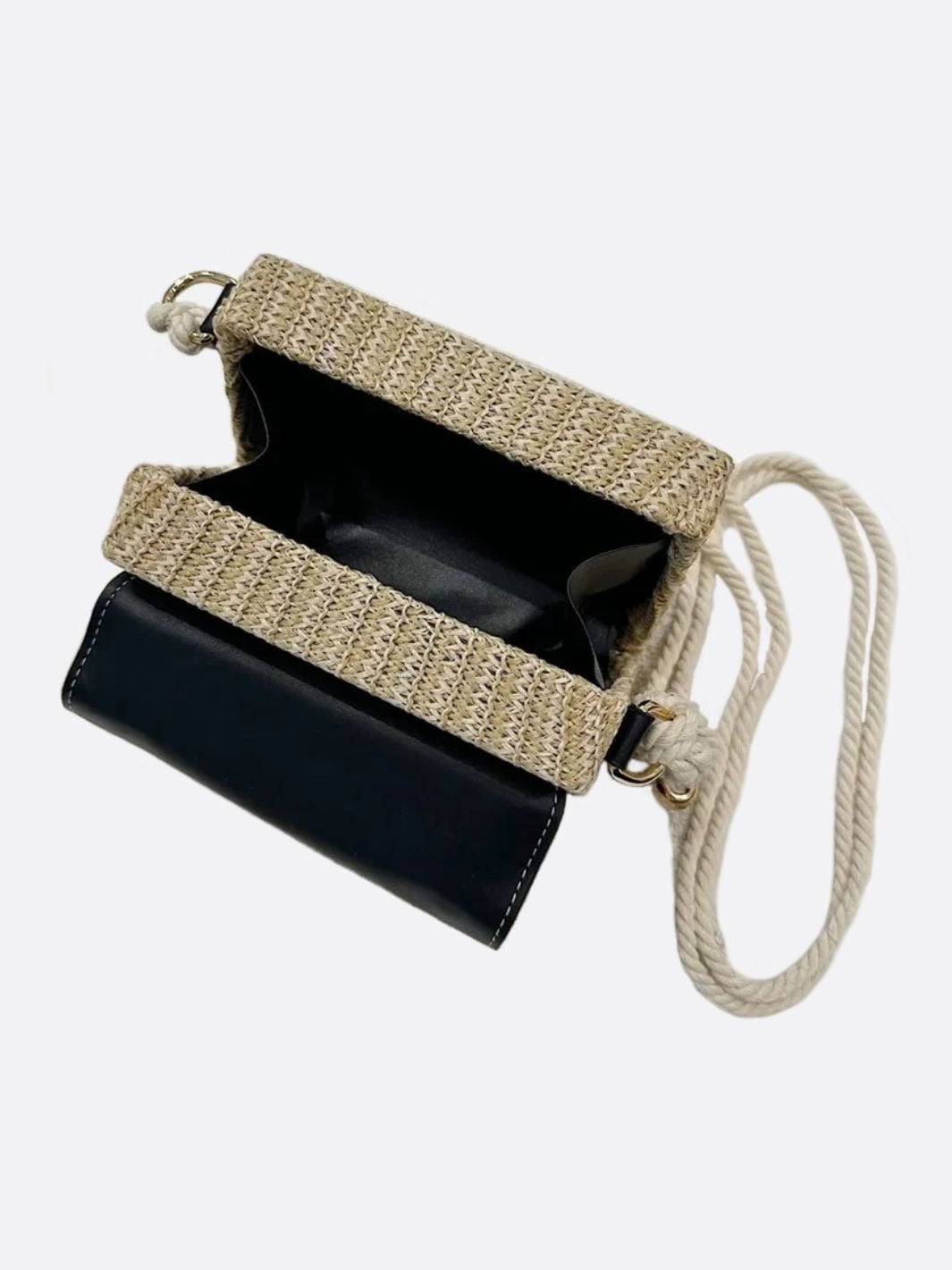 Bolso de Mano Estructurado de Paja con Solapa de Cuero Vegano y Correa de Cuerda