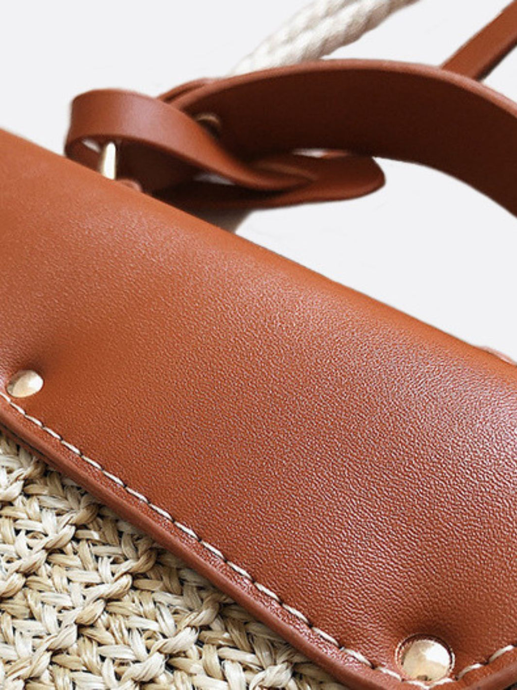 Bolso de Mano Estructurado de Paja con Solapa de Cuero Vegano y Correa de Cuerda