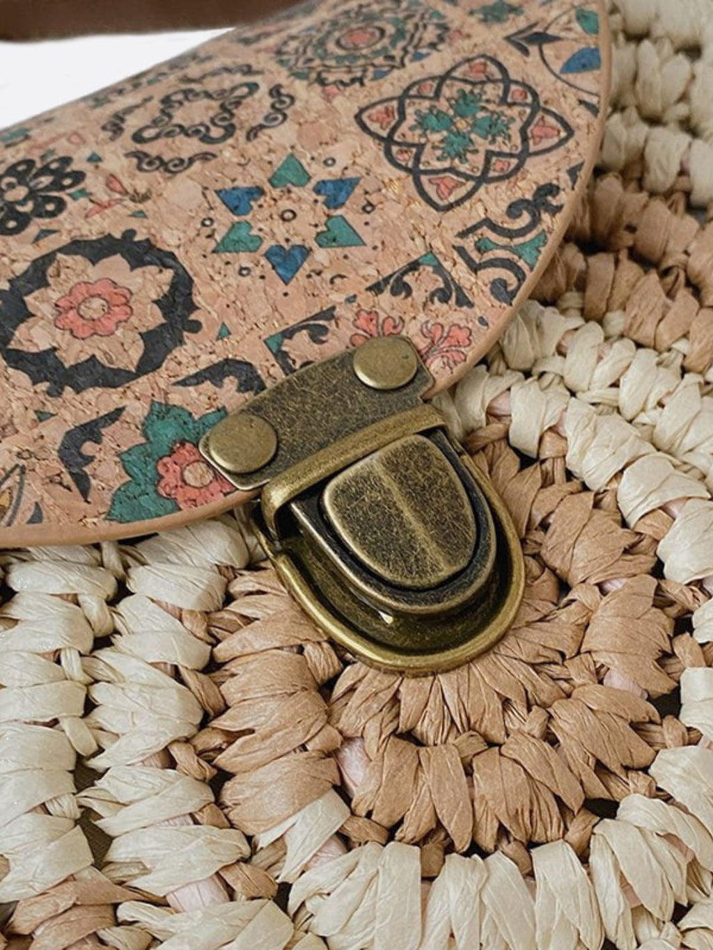 Bolso Redondo de Paja con Solapa Étnica